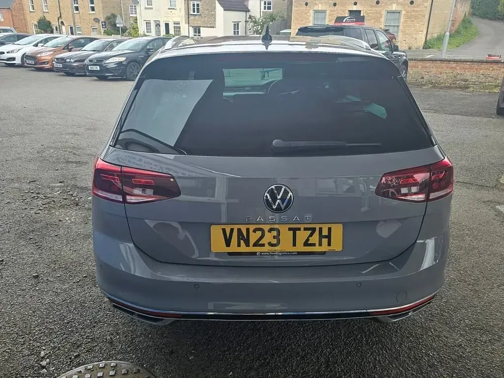 Usado VW Passat R-line 150 HP (110 kW) 2023 Cinzento Carrinha