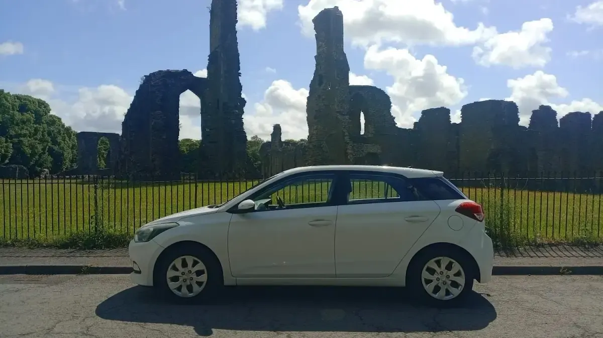 Used Hyundai i20 84 HP (61 kW) 2015 White Hatchback
