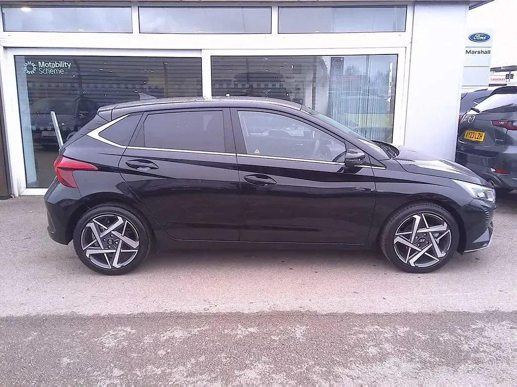 Uusi Hyundai i20 Premium 90 HP (66 kW) 2025 Musta Viistoperä