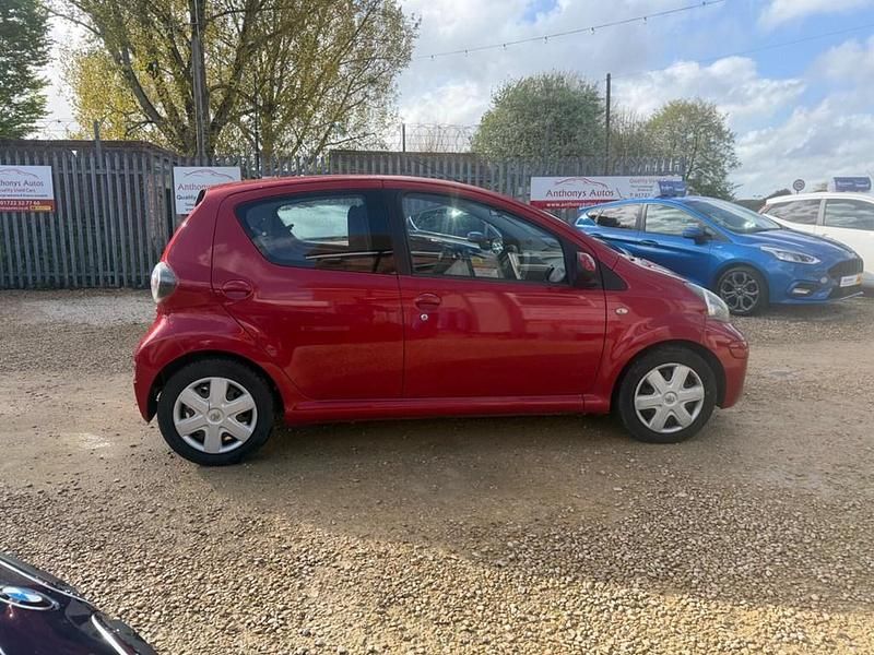 Used Toyota Aygo 68 HP (50 kW) 2011 Red Hatchback