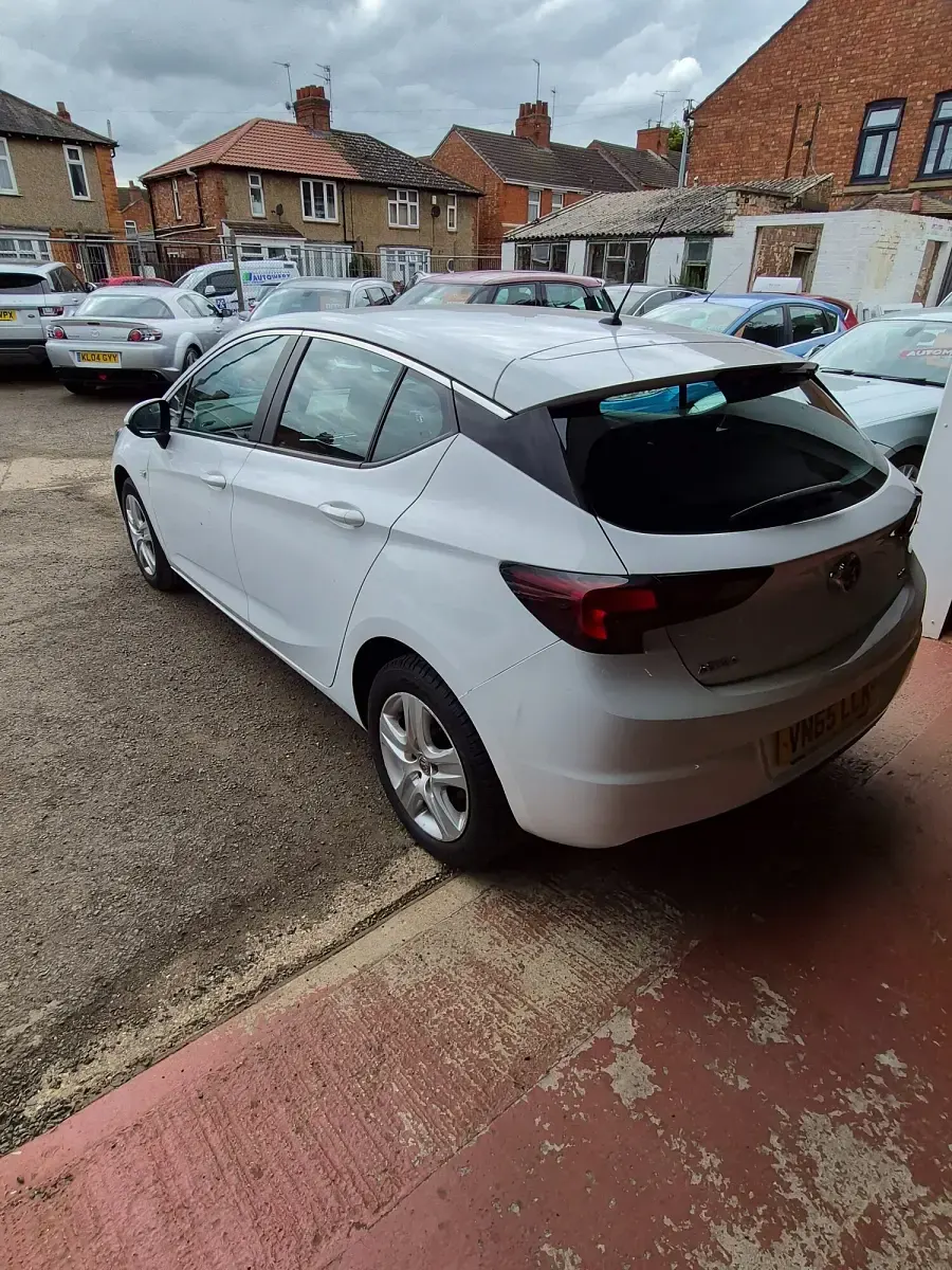 Używany Vauxhall Astra Design Edition 136 KM (100 kW) 2015 Biały Hatchback