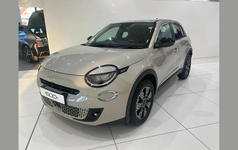 Nowe Fiat 600 99 KM (72 kW) 2025 Beżowy SUV