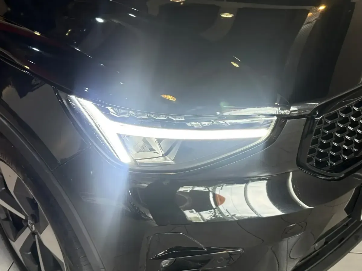 Used Volvo XC40 Plus 197 HP (144 kW) 2025 Black SUV