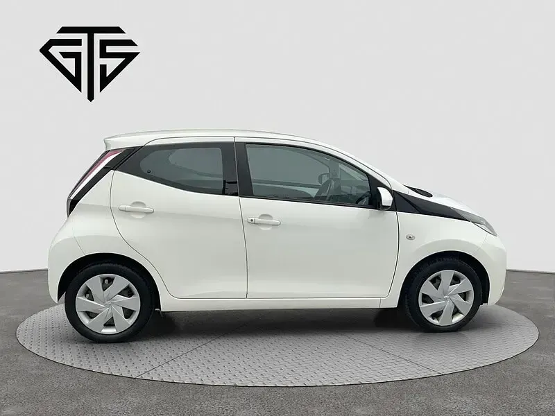 Used Toyota Aygo X-play 68 HP (50 kW) 2016 White Hatchback