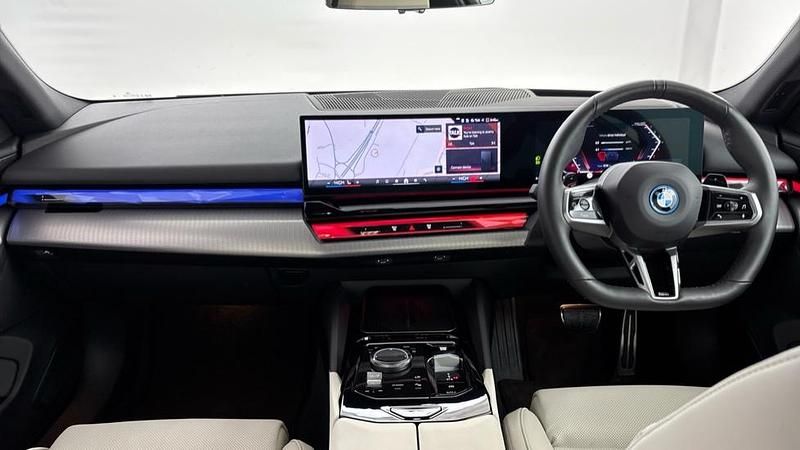 New BMW 550e M Sport 482 HP (354 kW) 2025 Blue