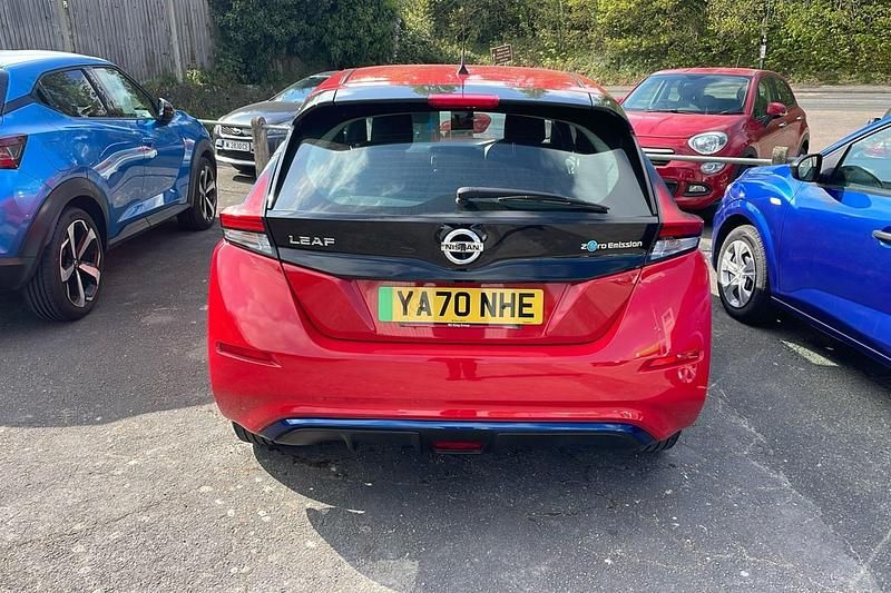 Begagnad Nissan Leaf Acenta 110 kW (150 HK) 2020 Röd Halvkombi