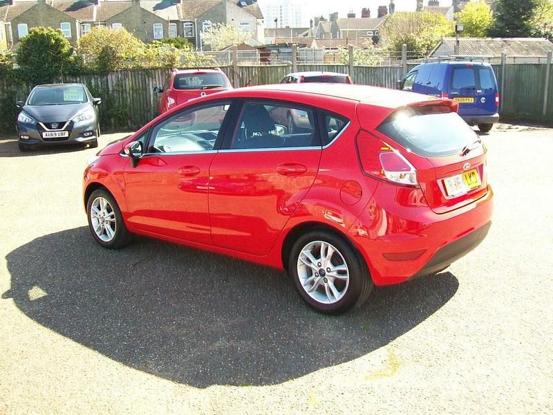 Used Ford Fiesta Zetec 82 HP (60 kW) 2014 Red Hatchback