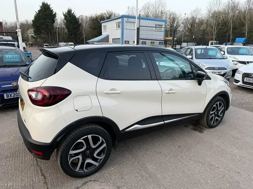 Used Renault Captur Dynamique 90 HP (66 kW) 2017 Cream/black SUV