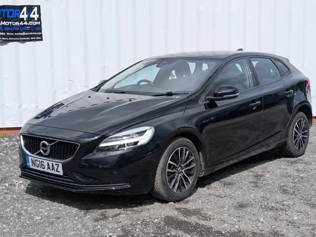 Begagnad Volvo V40 Momentum 122 HK (89 kW) 2016 Svart Halvkombi