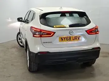 Used Nissan Qashqai Acenta Premium 115 HP (84 kW) 2019 White SUV