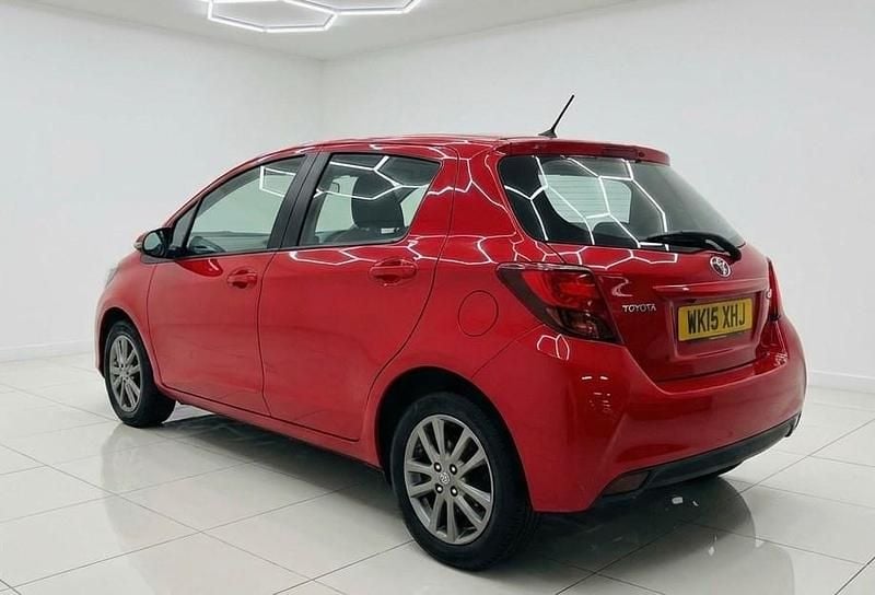Used Toyota Yaris 90 HP (66 kW) 2015 Red Hatchback