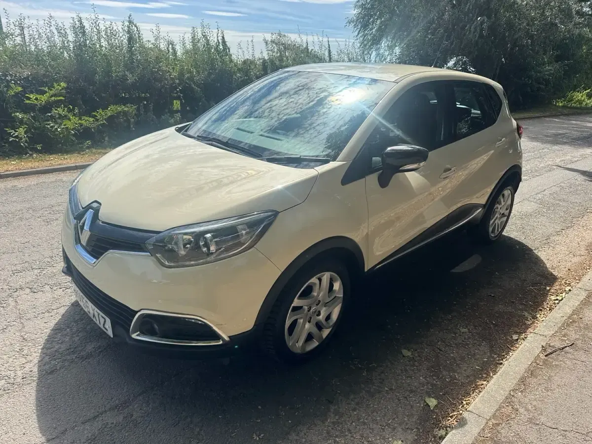 Used Renault Captur Dynamique 90 HP (66 kW) 2016 Cream SUV