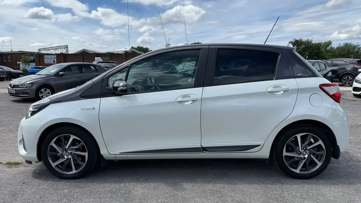 Used Toyota Yaris Hybrid 2019 White/black Hatchback