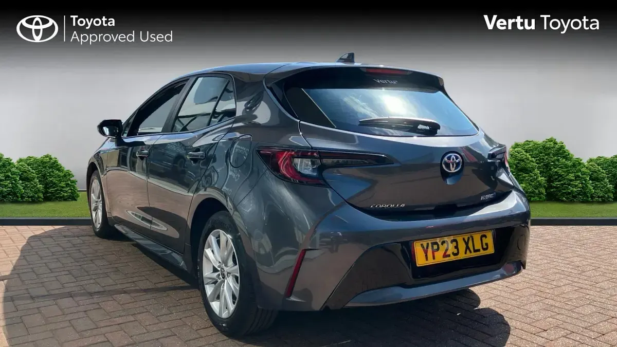 Used Toyota Corolla 140 HP (102 kW) 2023 Decuma grey (metallic paint) Hatchback