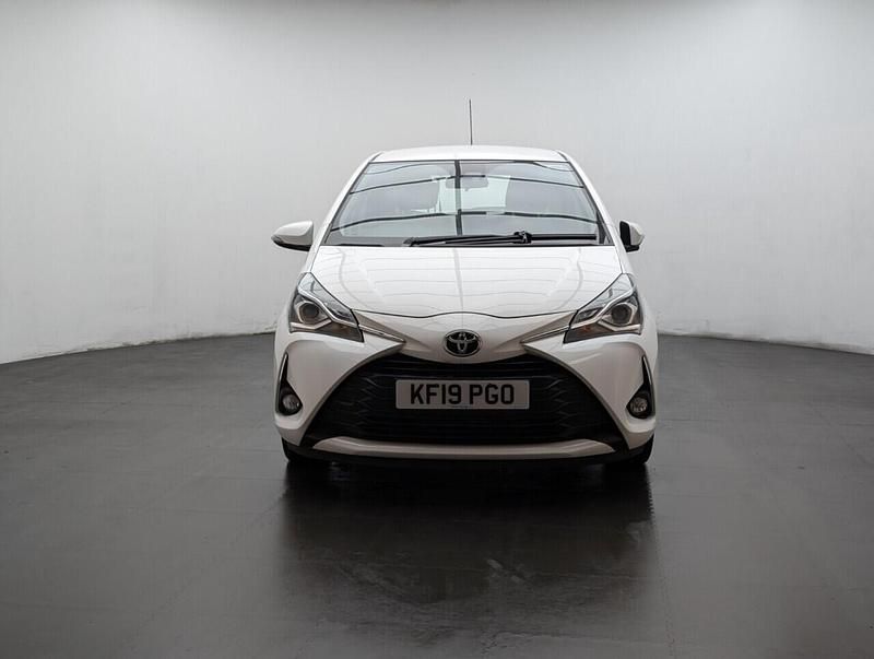 Used Toyota Yaris 111 HP (81 kW) 2019 White Hatchback