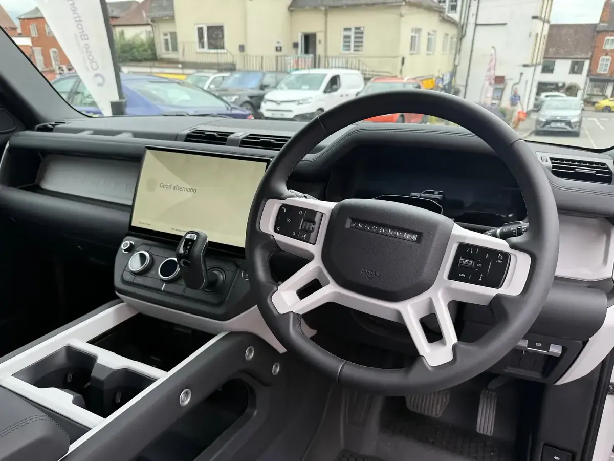 Used Land Rover Defender SE Dynamic 250 HP (183 kW) 2026 Grey SUV
