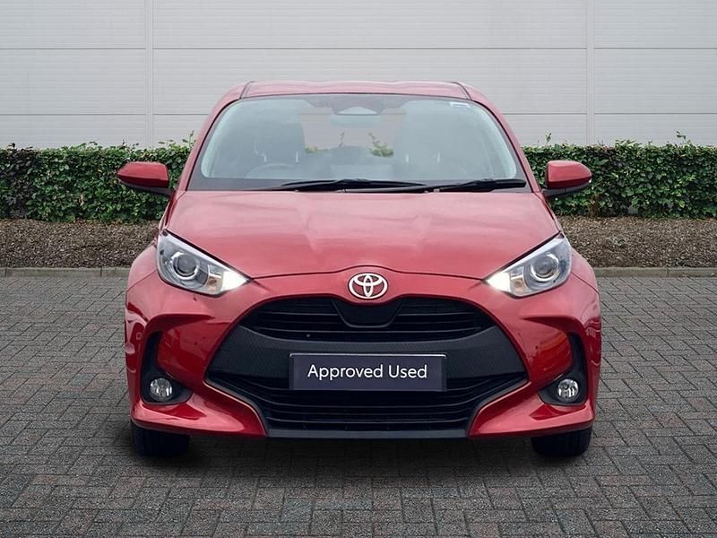 Second-hand Toyota Yaris Hybrid 2024 Roșu Hatchback