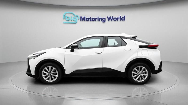 Used Toyota C-HR 140 HP (102 kW) 2024 White SUV