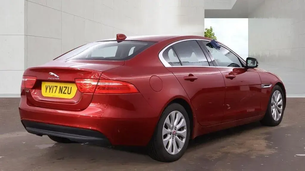 Używany Jaguar XE Prestige 2017 Czerwony Sedan/Limuzyna