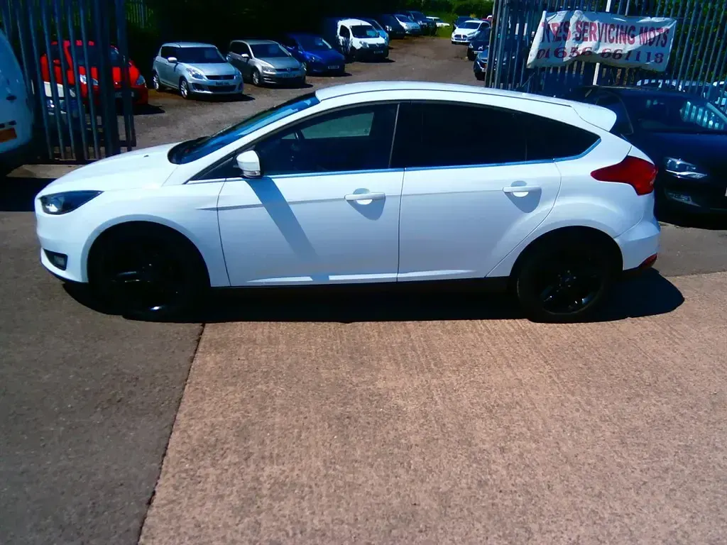 Used Ford Focus Zetec 120 HP (88 kW) 2015 White Hatchback