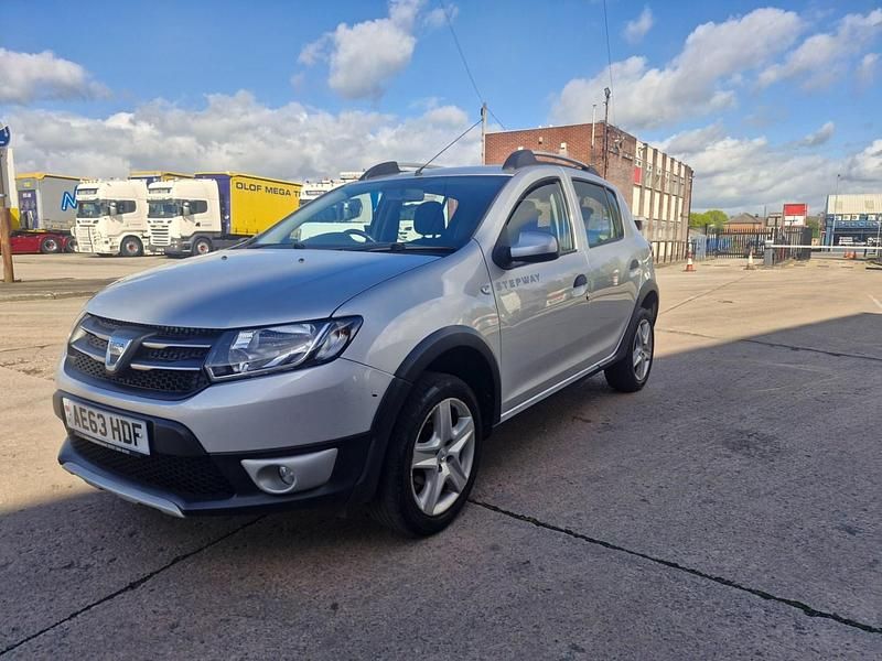 Begagnad Dacia Sandero Lauréate 90 HK (66 kW) 2013 Silver Halvkombi