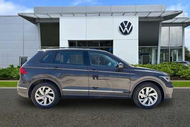 Usado VW Tiguan Life 150 HP (110 kW) 2023 Cinzento SUV