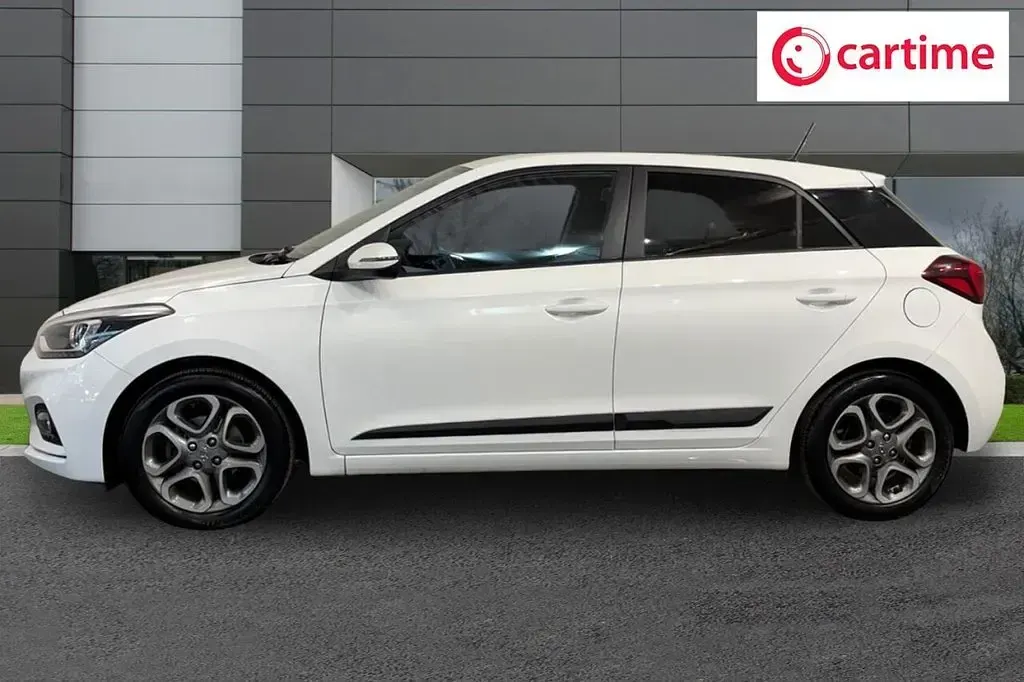 Used Hyundai i20 Premium 84 HP (61 kW) 2019 White Hatchback