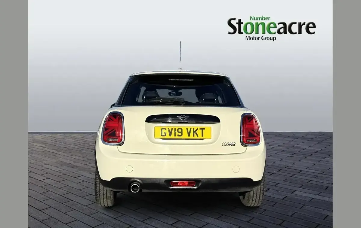 Usado Mini Cooper Classic 134 HP (98 kW) 2019 Branco Citadino