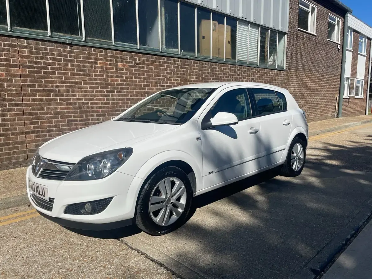 Used Vauxhall Astra 115 HP (84 kW) 2010 White Hatchback