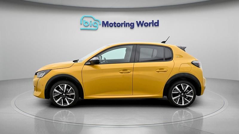 Second-hand Peugeot 208 GT 102 CP (75 kW) 2022 Galben Hatchback