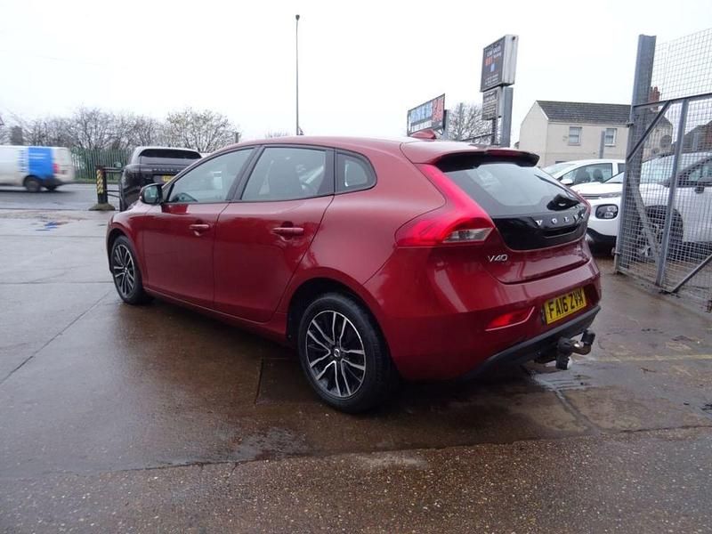 Used Volvo V40 Momentum 122 HP (89 kW) 2016 Red Hatchback