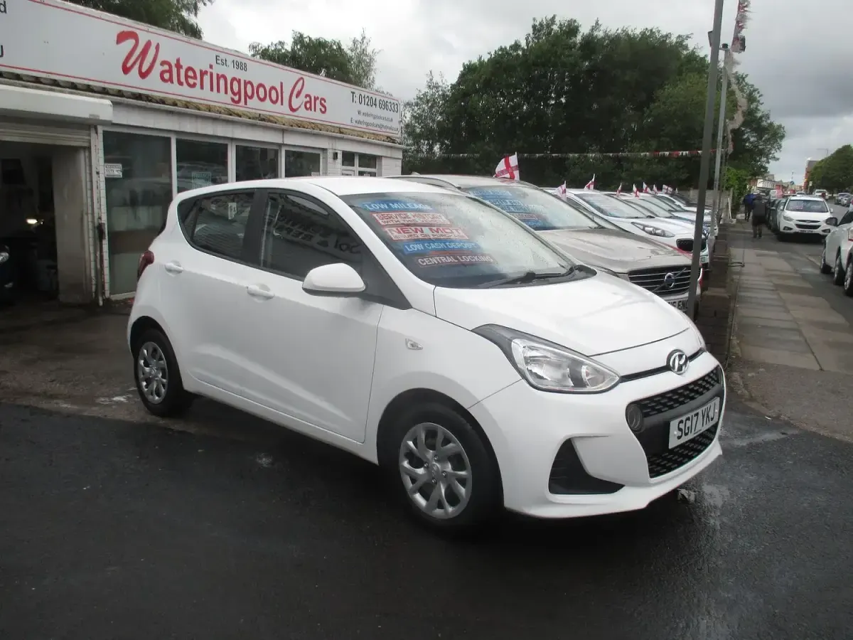 Used Hyundai i10 SE 67 HP (49 kW) 2017 White Hatchback