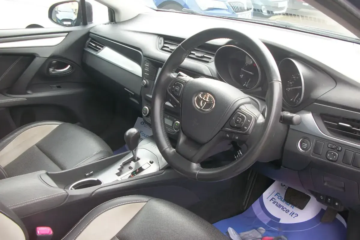 Used Toyota Avensis Business Edition 147 HP (108 kW) 2016 Blue Sedan