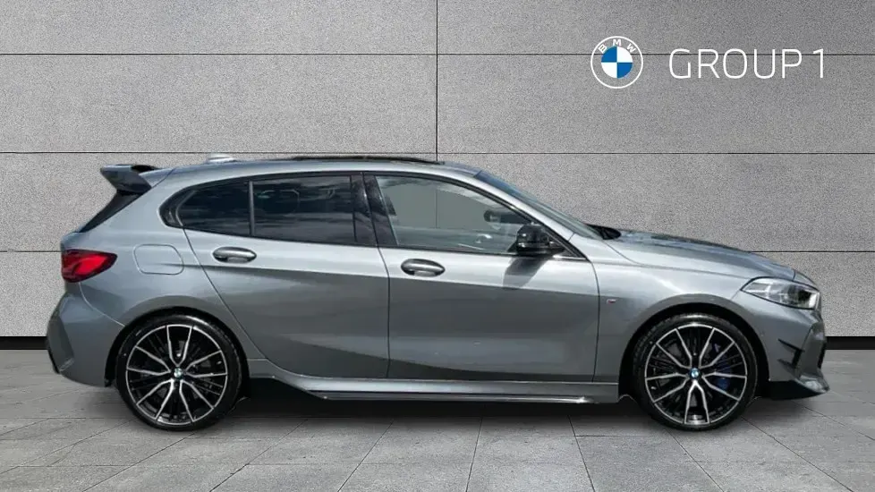 Begagnad BMW M135 Comfort Edition 302 HK (222 kW) 2023 Grå Halvkombi