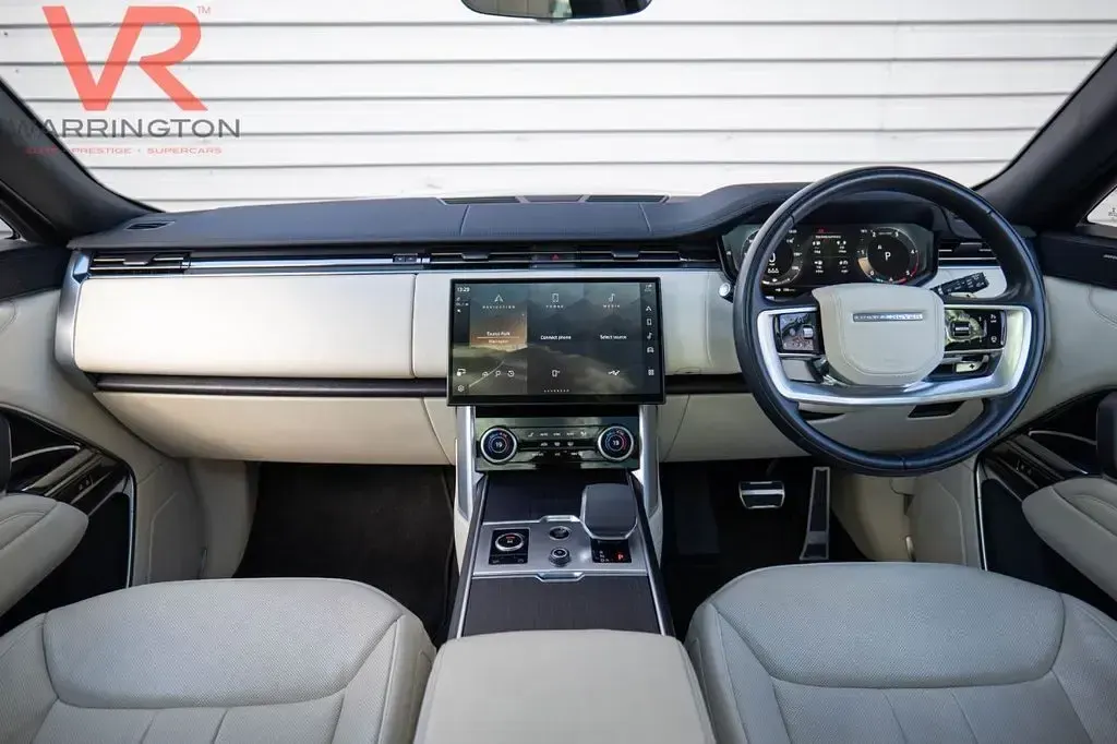 Used Land Rover Range Rover SE 300 HP (220 kW) 2022 Silver SUV