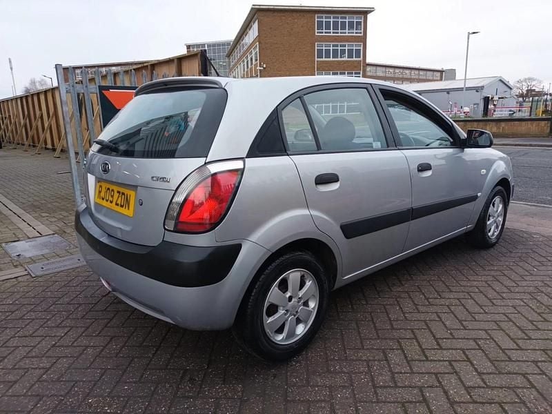 Begagnad Kia Rio 109 HK (80 kW) 2009 Silver Halvkombi