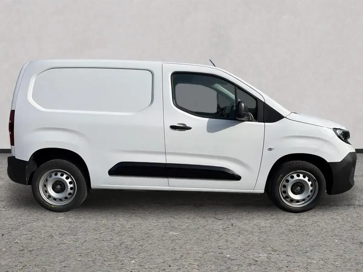 Used Vauxhall Combo S 101 HP (74 kW) 2024 White MPV