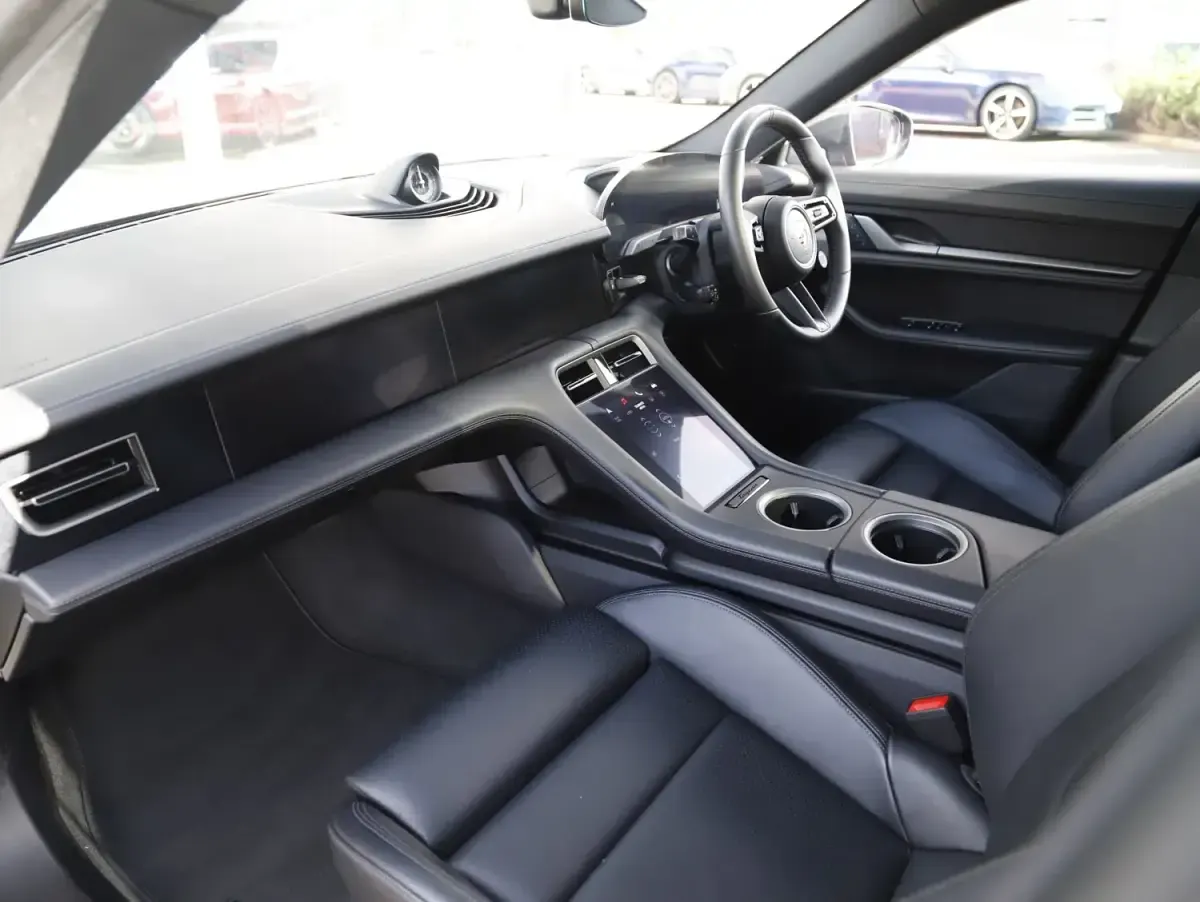 Usado Porsche Taycan Performance Package 11 kW (15 CV) 2024 Gris Familiar