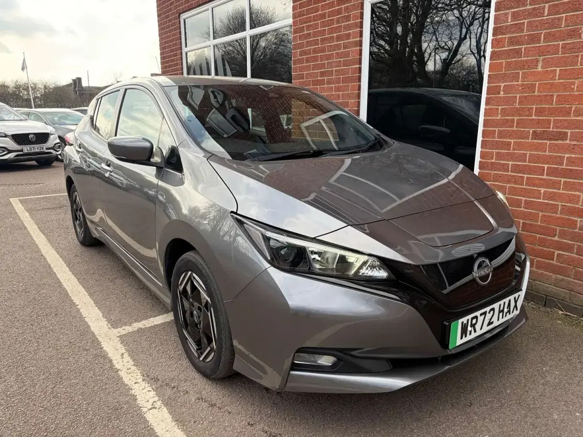 Begagnad Nissan Leaf Acenta 110 kW (150 HK) 2022 Grå Halvkombi