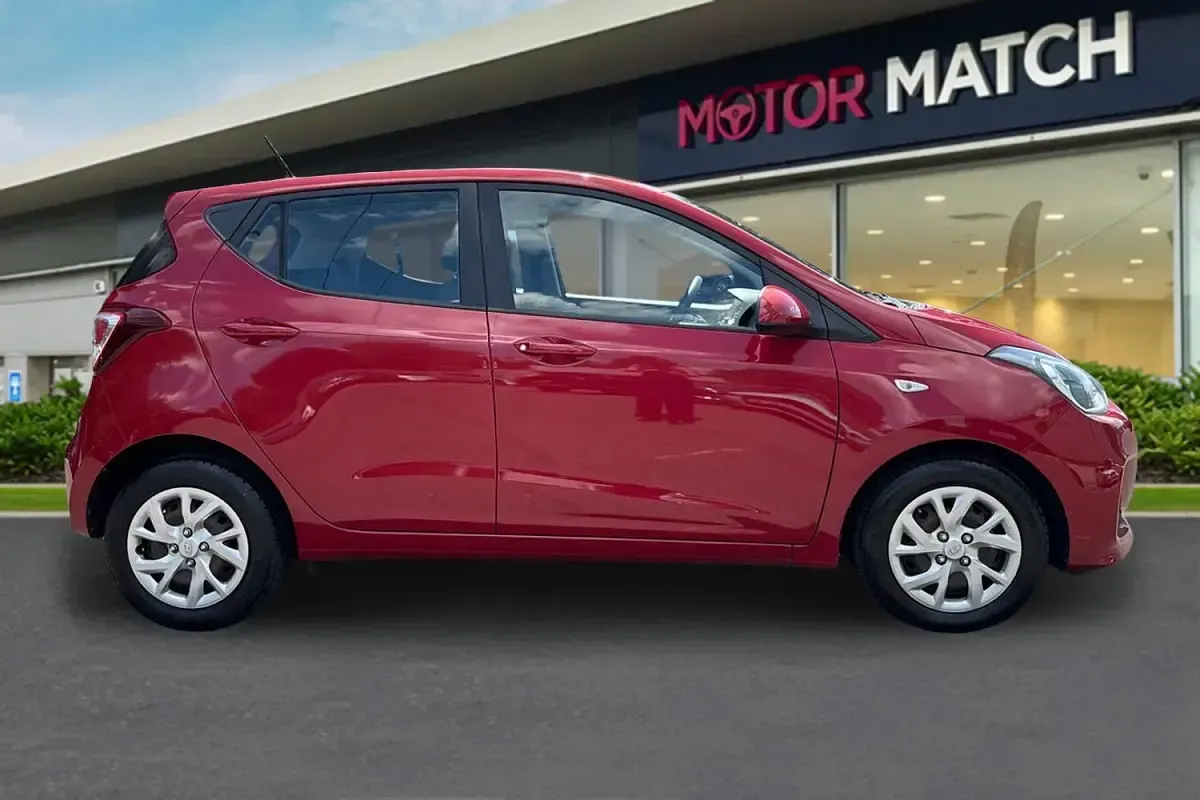 Used Hyundai i10 SE 67 HP (49 kW) 2017 Red Hatchback