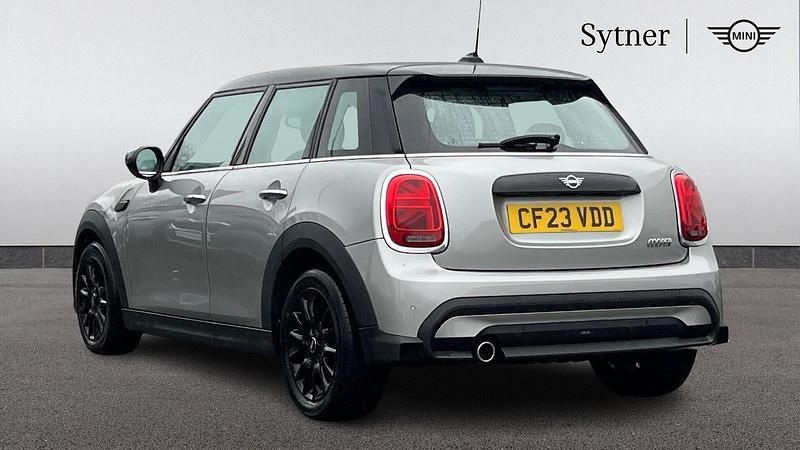 Usado Mini Cooper Classic 134 HP (98 kW) 2023 Prateado Citadino