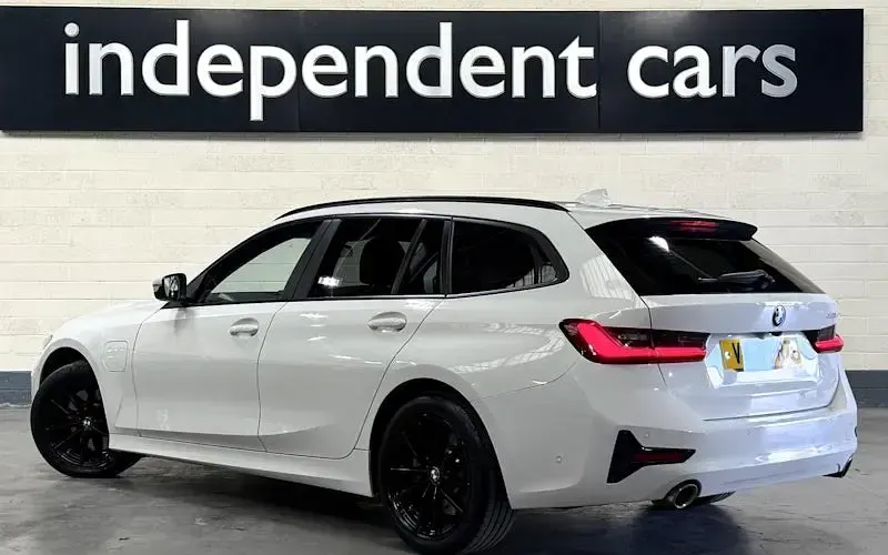 Used BMW 330e 292 HP (214 kW) 2021 White Estate