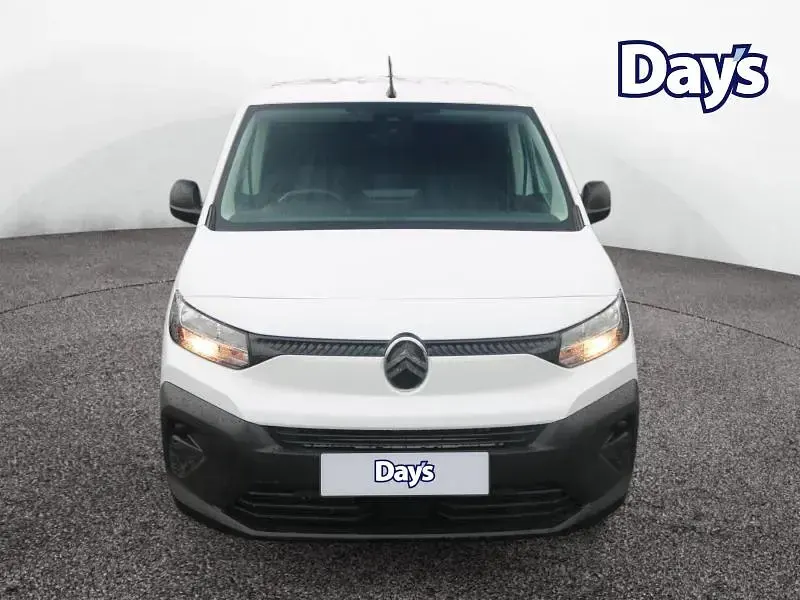 Second-hand Citroën Berlingo 100 CP (73 kW) 2024 Alb Monovolum