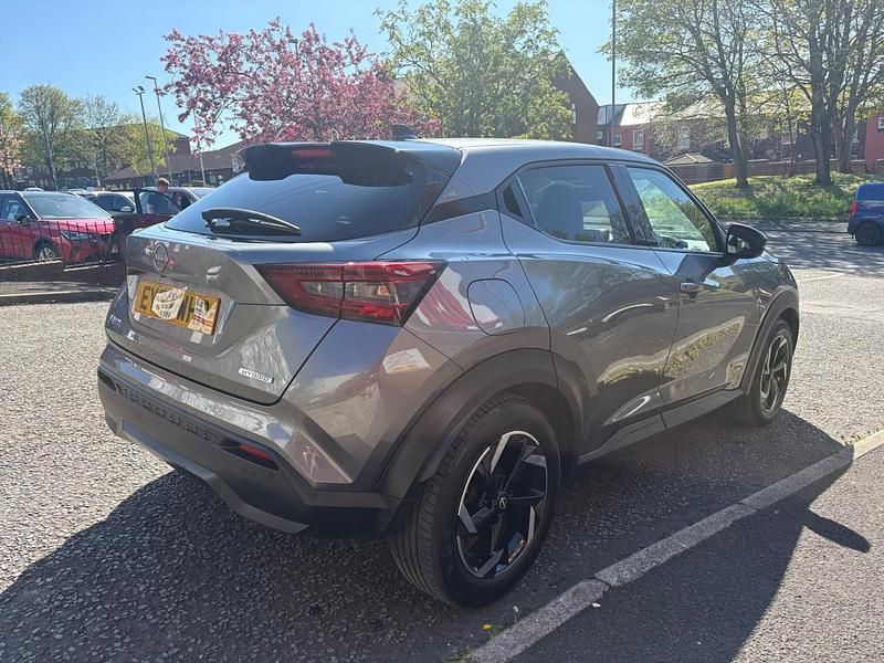 Usado Nissan Juke N-Connecta 143 HP (105 kW) 2023 Cinzento SUV