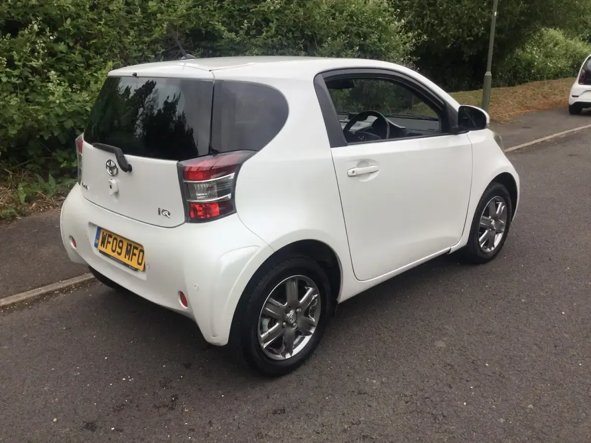 Used Toyota iQ 68 HP (50 kW) 2009 White Hatchback