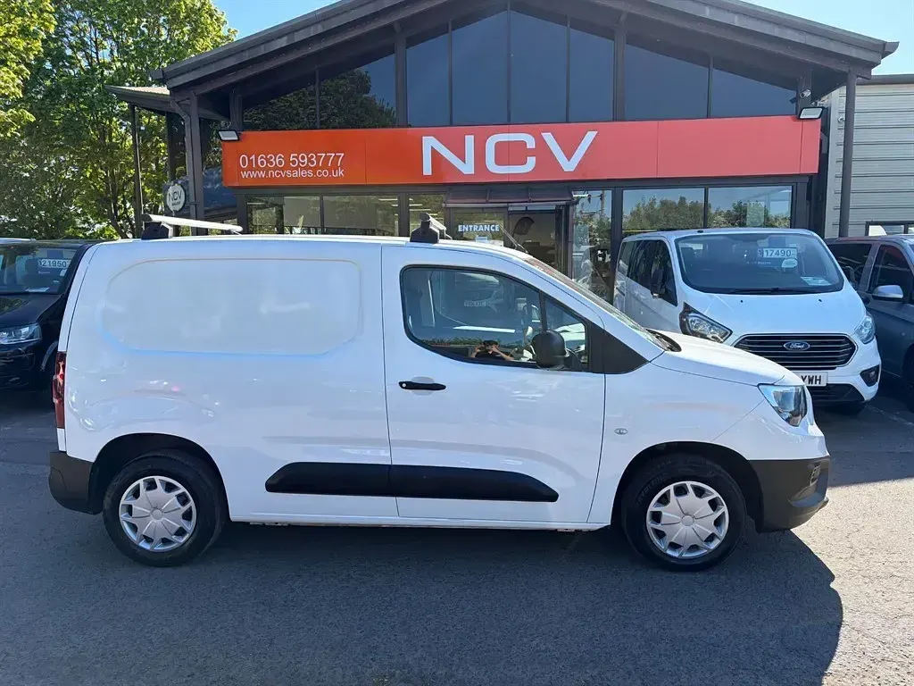 Second-hand Vauxhall Combo 75 CP (55 kW) 2021 Alb Monovolum