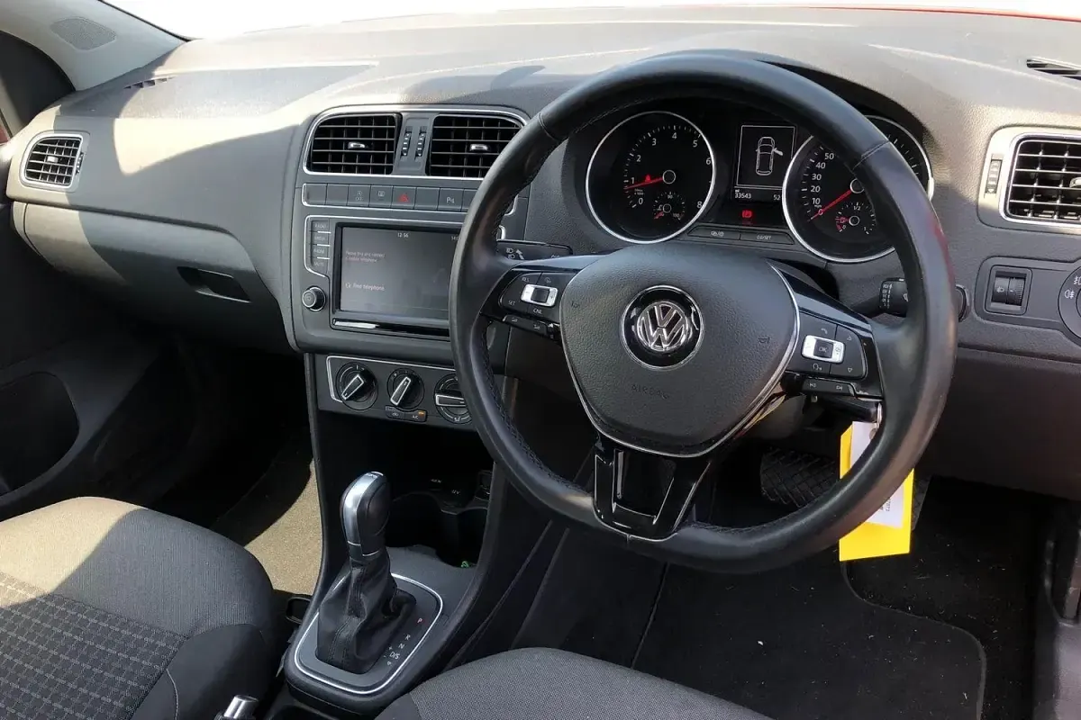 Used VW Polo SE 90 HP (66 kW) 2015 Red Hatchback