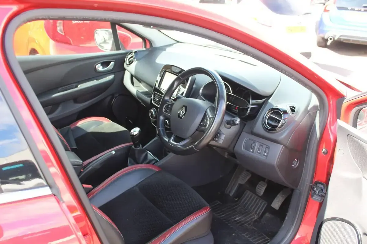 Used Renault Clio Dynamique 110 HP (80 kW) 2017 Red Hatchback