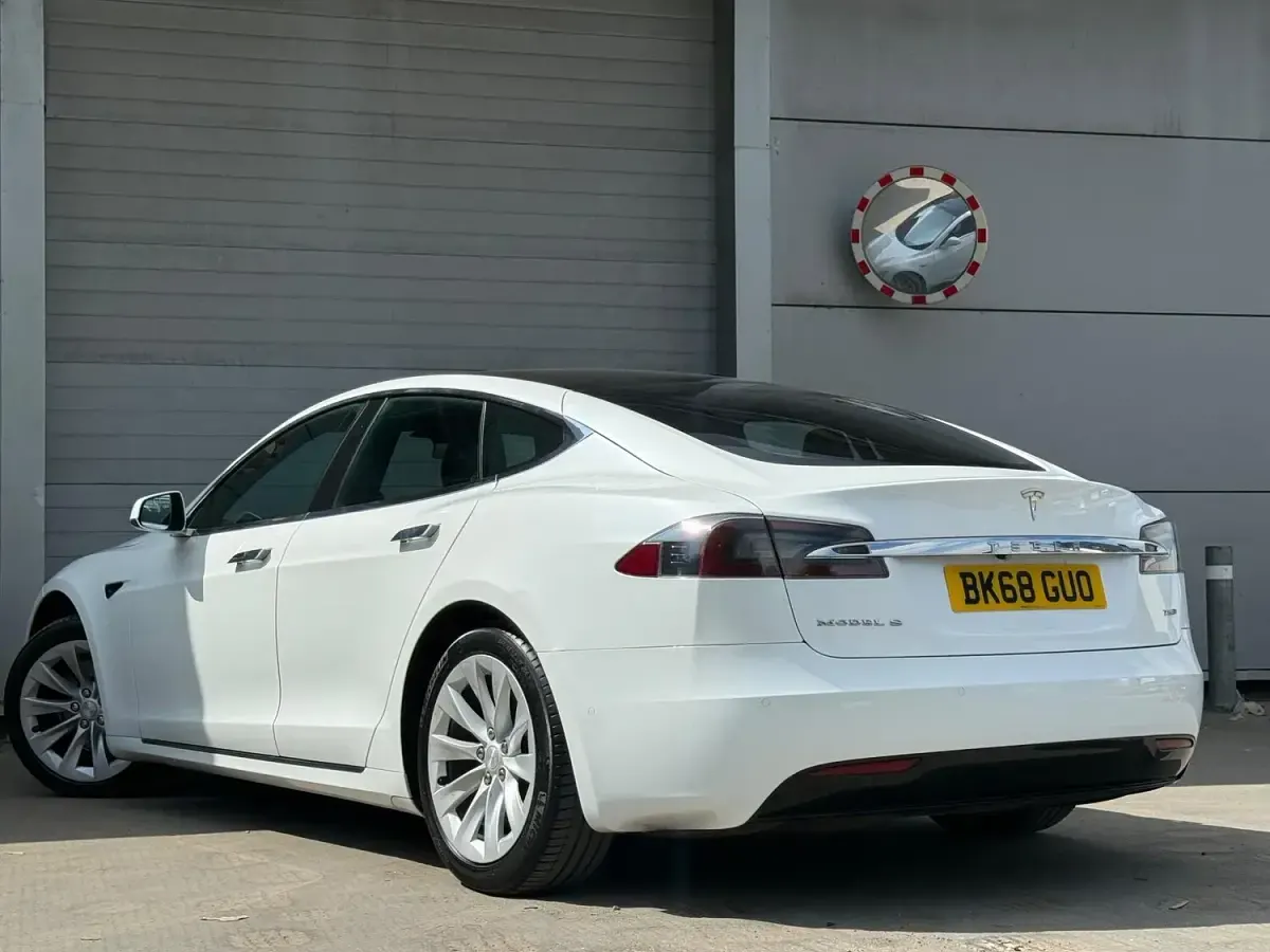 Used Tesla Model S 241 kW (328 HP) 2018 White Hatchback