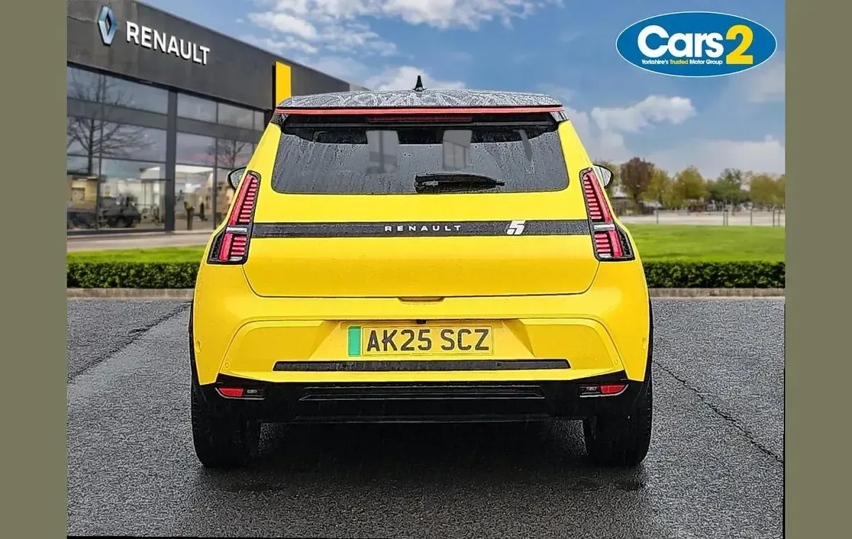 Used Renault R5 Iconic 110 kW (150 HP) 2025 Yellow/black  Hatchback